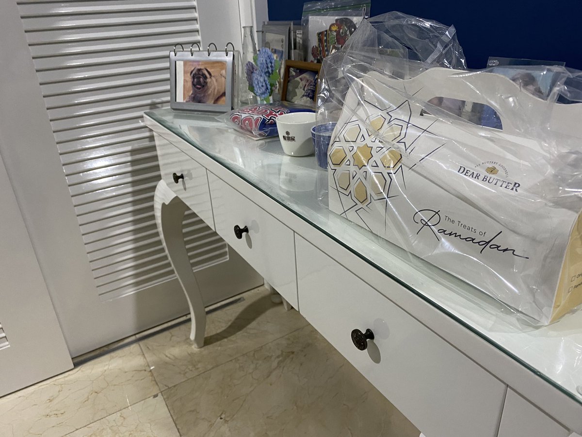 Bombee0810's tweet photo. 会社の奥さんが子供さんが使わなくなったキーボードをくれると、ジムの入り口まで来てくれた。
キーボードだけじゃなくおやつまで！
クロワッサンをワッフルにしたクロッフルというものらしい。Twitterでよく見るやつや！
先ずはお供えしてからいただきます🙏
#印尼生活
#dearbutter https://t.co/0sHJHGIUIR