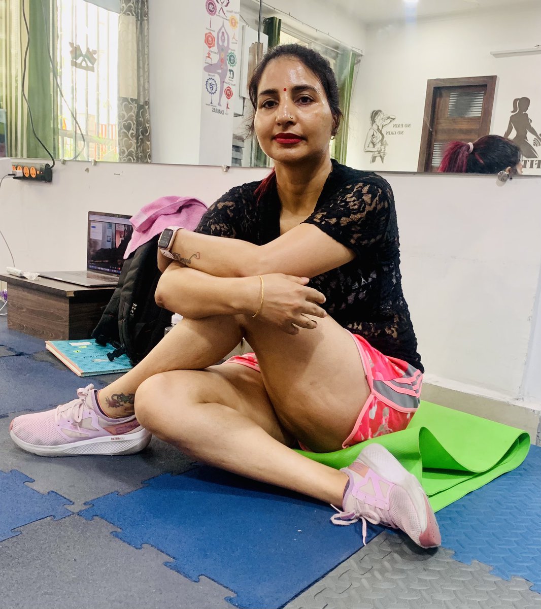SunitaDSharma's tweet photo. जिस वक्त आप चादर तान के सो रहे होते हो या घर पर बैठकर टीवी देख रहे होते हो, उस वक्त हम पसीना बहा रहे होते हैं।#motivation #GetFit #fitnnessmotivation #fitlife #sweat #humfittosabfit #selfcare #AatmaNirbharBharat #yoga #dumbell #aerobics #pilets #nirogikaya #ballworkout https://t.co/vXQiNHhHJH