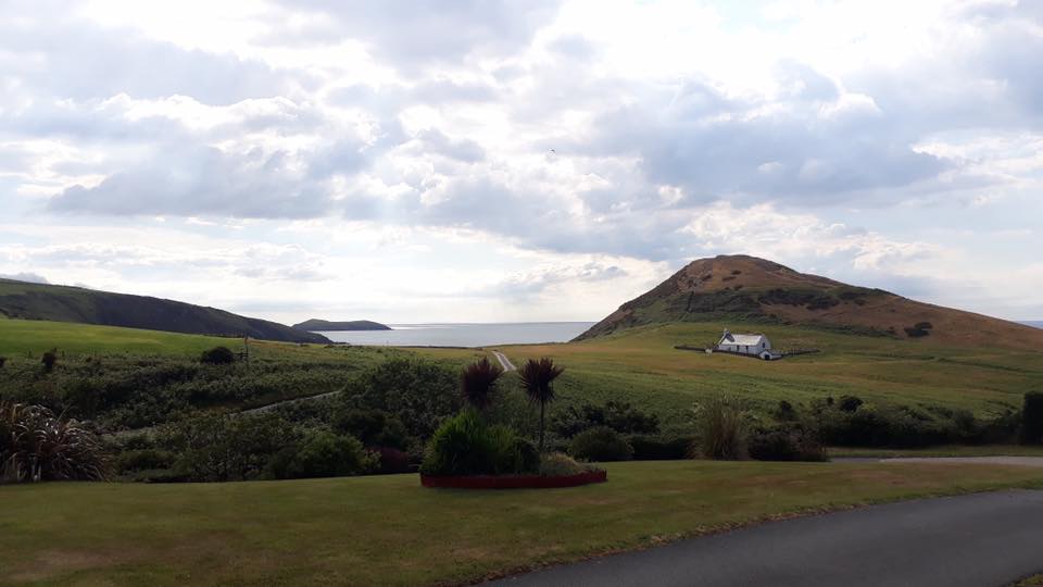 aroundaboutbrit's tweet photo. The cottage at Ty Gwyn Farm Caravan Park has 4 nights available from Easter Monday &amp; 4 nights from 25th Apr 2022. This peaceful cottage in Mid Wales is perfect for a relaxing break.
https://t.co/vMTjM88UsO
#Availability #ShortBreak #EasterMonday #SeaViews #Ferwig #Ceredigion https://t.co/DTJR872Rnv