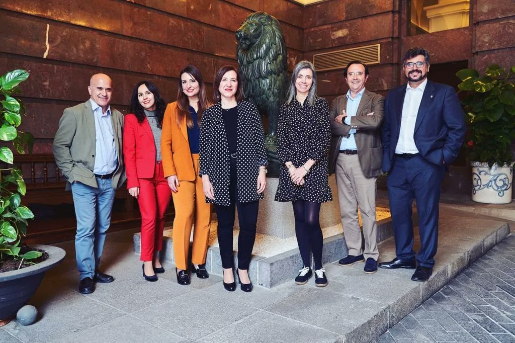sarafernandezes's tweet photo. Este es el equipazo de Zaragoza Convention Bureau, la oficina de Zaragoza Congresos de @ZaragozaTurismo, y así de bien ha captado la complicidad con la que trabajan la cámara de Amaury Cabrera
Un orgullo trabajar con tan buenos profesionales, gracias por vuestro esfuerzo, https://t.co/eFsRXPI01r