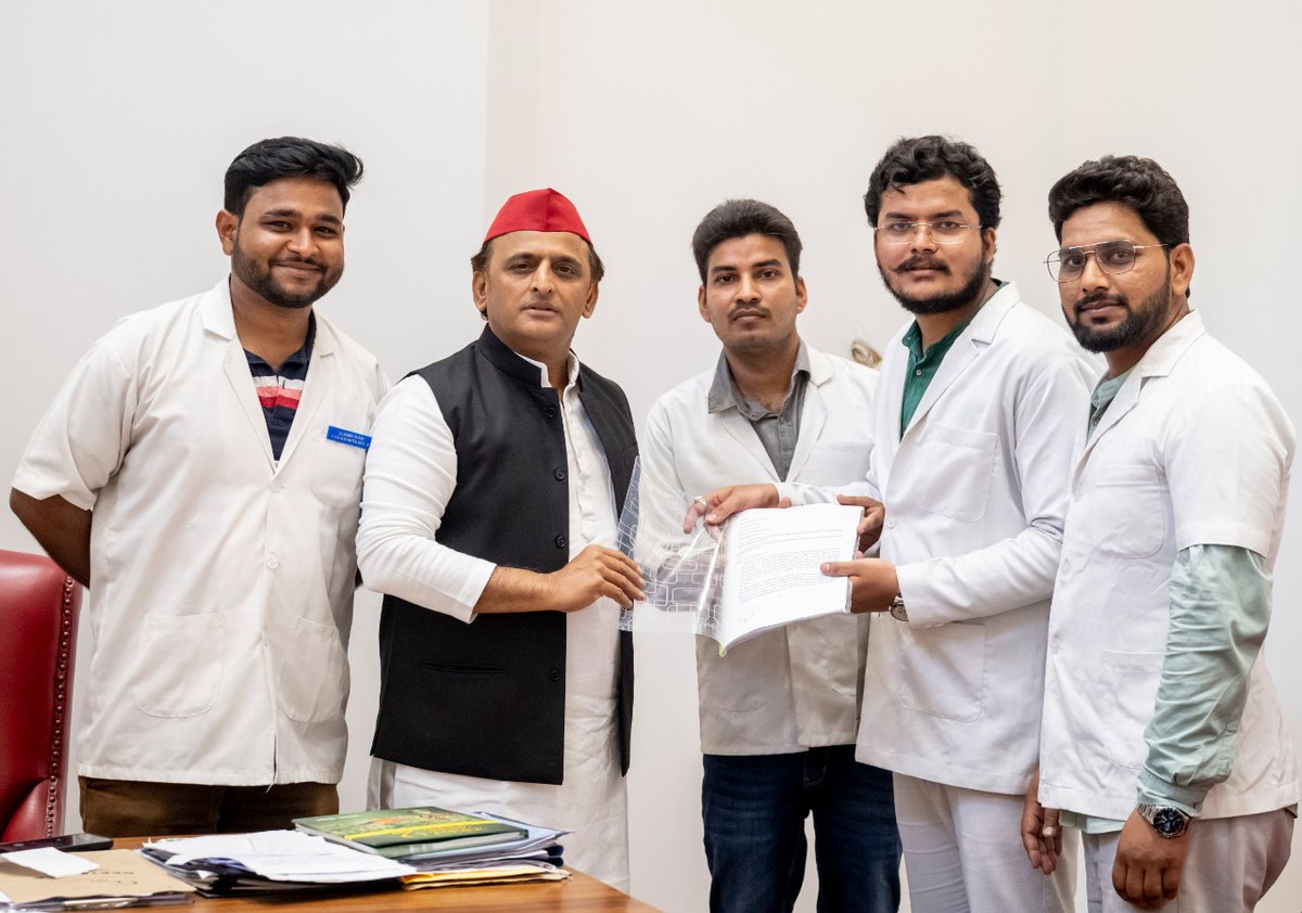 अपना बहुमूल्य समय देने के लिए धन्यवाद माननीय नेता प्रतिपक्ष अखिलेश यादव जी। वेटरनरी छात्रों का इंटर्नशिप भत्ता बढ़ाने के लिए आपकी बुलंद आवाज़ सदन के पटल पर गूंजेगी,इस आशा से पूरा पशु चिकित्सक समाज आपकी तरफ देख रहा है। <a href="/yadavakhilesh/">Akhilesh Yadav</a> <a href="/Y_Sangram/">Dr. Sangram Yadav</a> <a href="/PaliwalMayankS/">Dr.Mayank Singh</a> <a href="/samajwadiparty/">Samajwadi Party</a>
