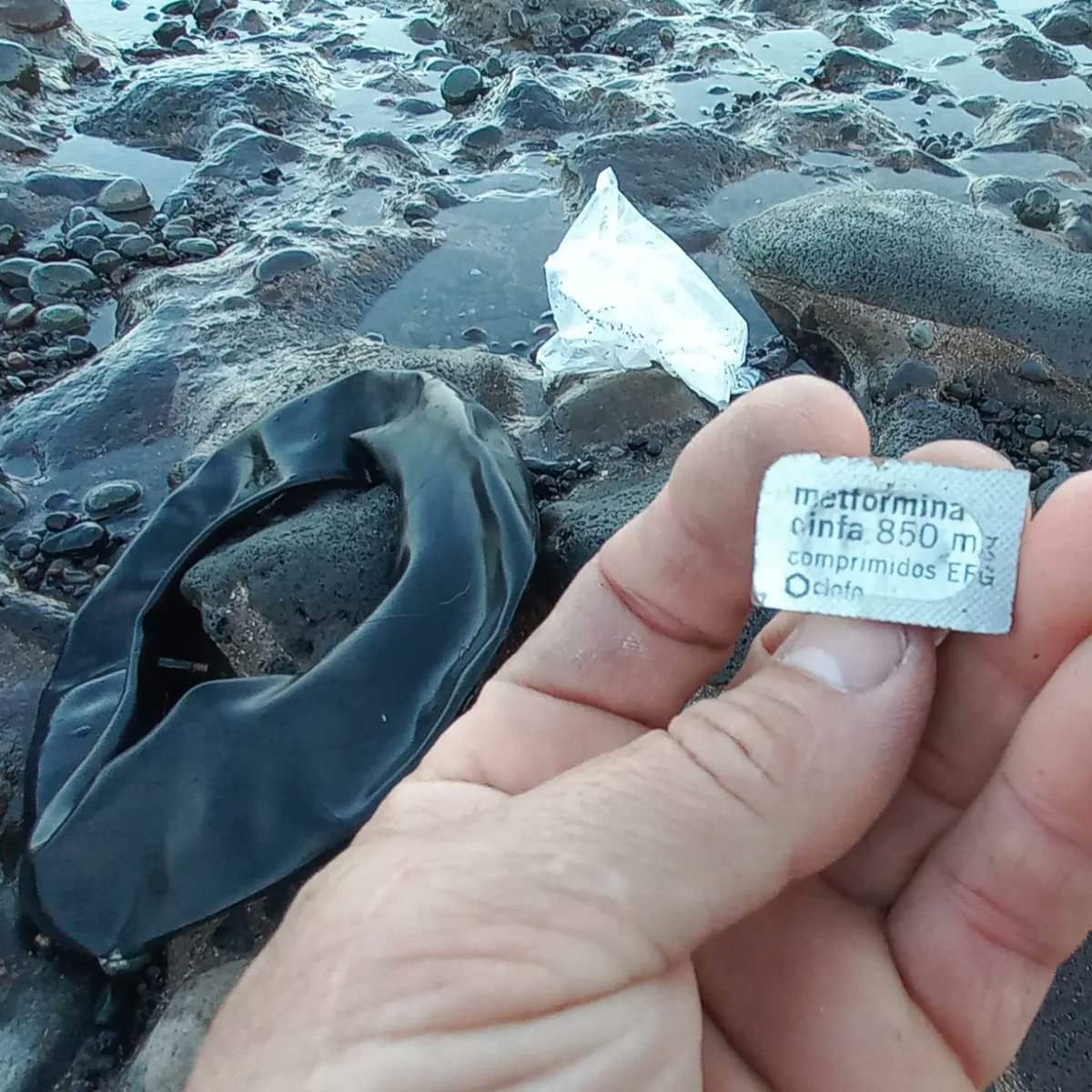 Cuida con que juegan los niños en las playas. Siempre encontramos estos y  peligros en ellas.