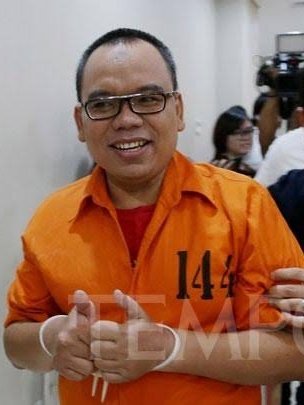 Mustofa Nahra sudah ditangkap polisi, jadi tersangka, masuk tahanan, tiba2 dilepaskan. Kalau mau ngomong laporan polisi atas Ade Armando, kasus Mustofa Nahra diselesaikan dulu. Harusnya lewat vonis pengadilan. Ini tiba2 lepas aja. Boleh dianiaya di jalanan?