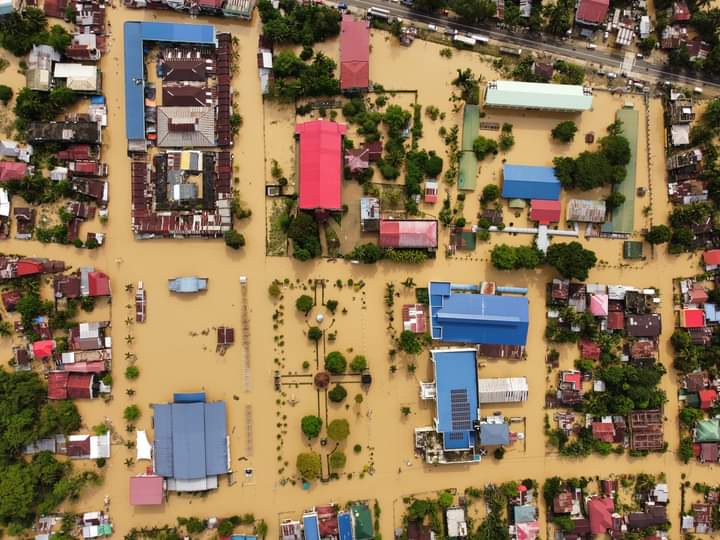 GUNLWRLD's tweet image. meron pang ibang lugar na di narerescue. nakikiusap ako please tulungan niyo kami 😭😭😭 #CapizNeedsHelp