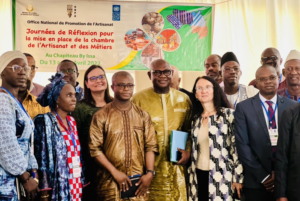 OIMGuinee's tweet photo. L’OIM est heureuse d’être associée à la mise en place de la chambre consulaire de l’Artisanat et des métiers, par le Ministère de la Culture, du Tourisme et de l’Artisanat. Une action opportune pour la promotion des opportunités locales via l’énergie créative des jeunes de 🇬🇳 https://t.co/i9iTxQEWPR
