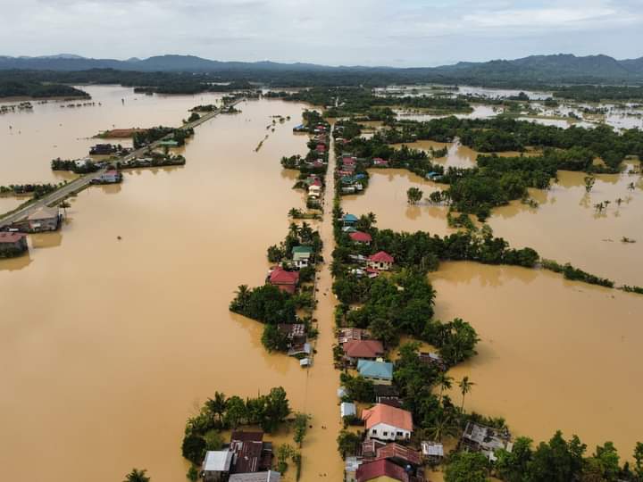 GUNLWRLD's tweet image. meron pang ibang lugar na di narerescue. nakikiusap ako please tulungan niyo kami 😭😭😭 #CapizNeedsHelp