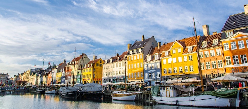 🚨 Job openings in Copenhagen! 🚨3 PhD/postdoc positions in the @nerdsitu team at <a href="/ITUkbh/">ITUkbh</a> on my COCOONS project on collective coordination. #ComputationalSocialScience #DataScience #NetworkScience #NLProc Details here: lajello.com/positions.html