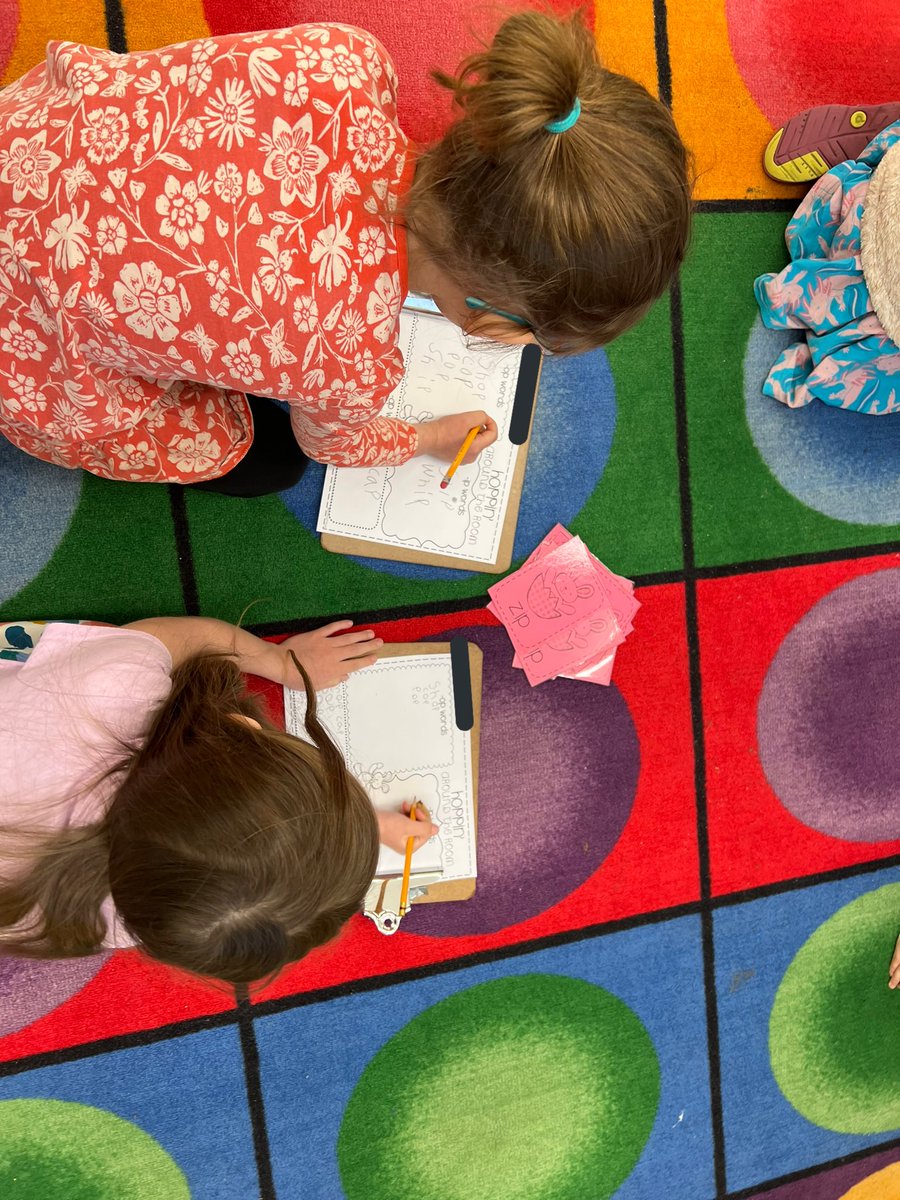 TheIsaksonTimes's tweet photo. Word family sorting fun! 🐇 https://t.co/C4vAB4X73l