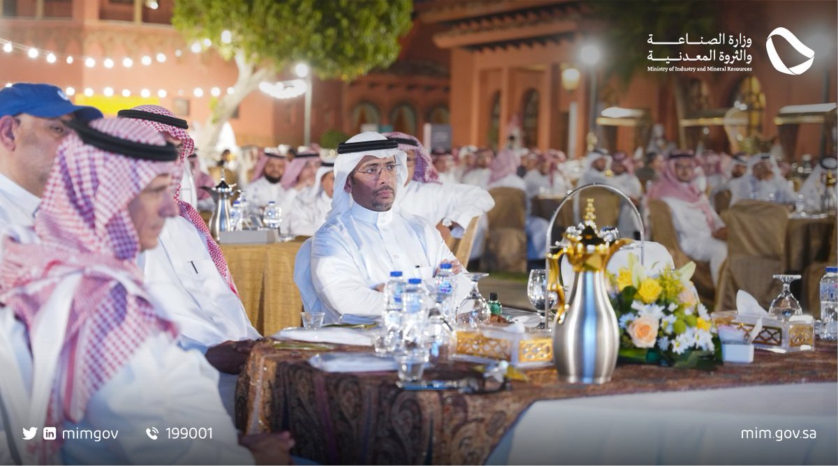 mimgov's tweet photo. معالي وزير #الصناعة_والثروة_المعدنية أ. بندر بن إبراهيم الخريف يُكرّم عددًا من الموظفين المتقاعدين، بحضور معالي نائب الوزير لشؤون التعدين م. خالد بن صالح المديفر، وقدم معالي الوزير شكره على ما بذلوه من جهود خلال فترة عملهم متمنياً لهم التوفيق في حياتهم المستقبلية https://t.co/THVBub4wD0