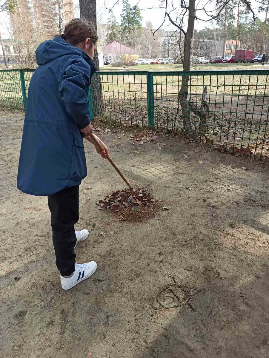 ds16zato's tweet photo. Вот и наступили долгожданные тёплые дни. Сотрудники, дети и родители организовали субботник на территории детского сада.
#Детскийсад16 #Буратино
#ВместеZаРоссию https://t.co/LHFVl1IVcd