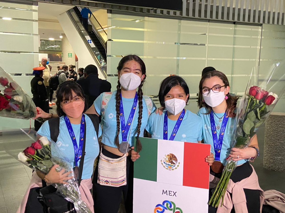 CDMXOMM's tweet photo. ¡Ya llegaron de Hungría nuestra campeonas olímpicas de matemáticas! ¡Bienvenidas! #Sísepudo ¡Viva México! #SomosOlímpicas @ommtw @smm_mx #porquesoymexicano 🥳💪🏻🥈🥈🥉🥉 https://t.co/XGN6ClgWwo