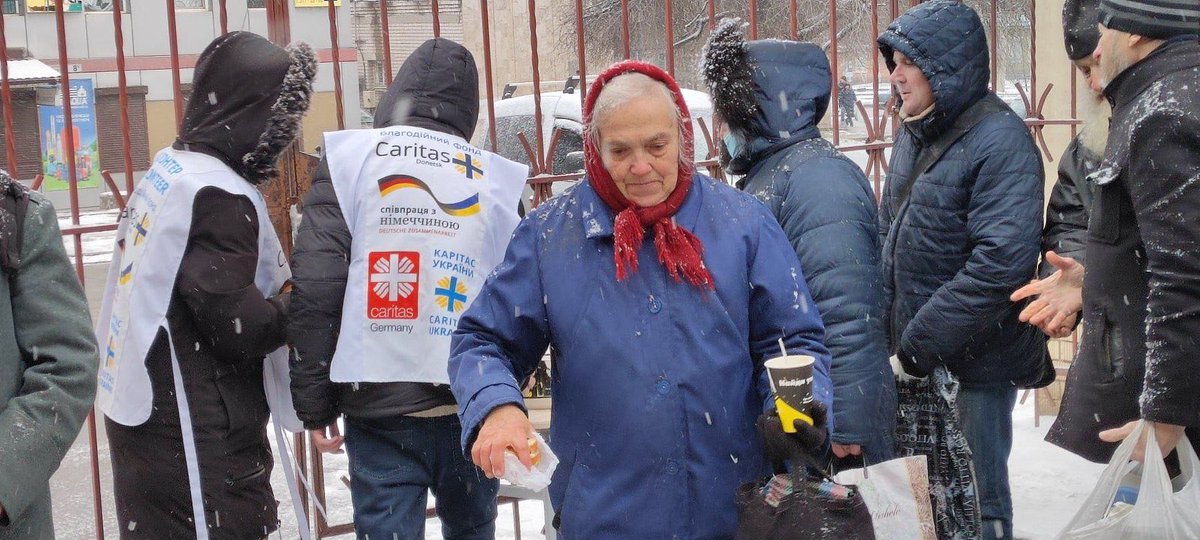 Humanitäre Hilfe in der Ukraine wird immer schwieriger. Zu 11 lokalen Mitarbeitenden im Osten ist der Kontakt abgerissen. Die Herausforderungen wachsen: nach Dnipro kommen tgl. 5.000 Vertriebene. Das #Caritasukraine Zentrum wird bis zum letzten Winkel genutzt. #StandWithUkraine️