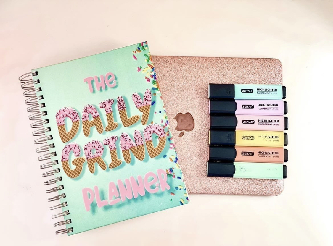 angiebellemare's tweet photo. With The Daily Grind Planner and a laptop, thereβs nothing you canβt do! βοΈπ
.
.
πΈ: @michellebraddock81
.
.
#thedailygrind #tuesdaymotivation #goals #plannergoals #organization https://t.co/YdoIpcpSRp