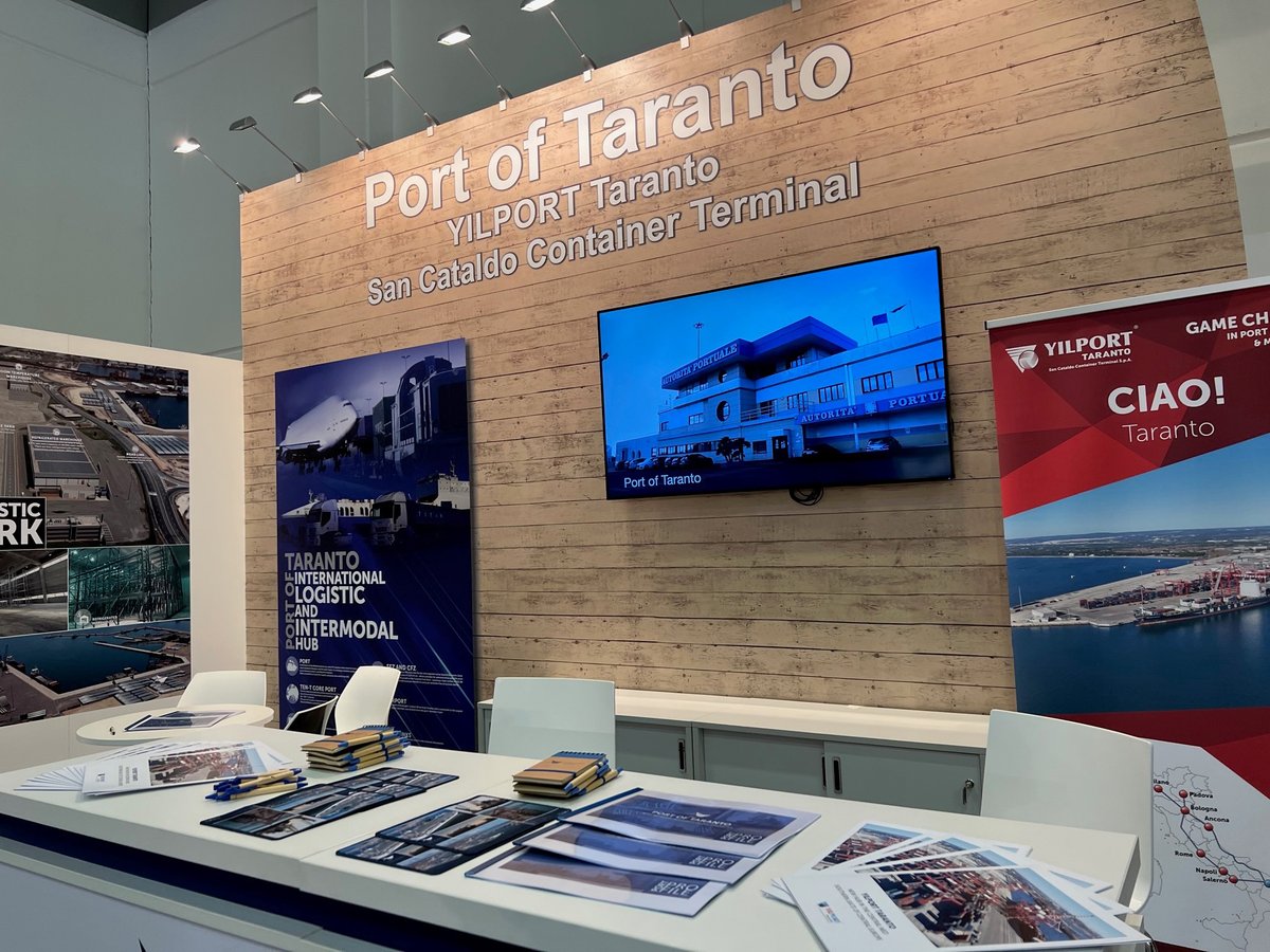 PortodiTaranto's tweet photo. News del 13.04.2022 - L'AdSP del Mar Ionio ha partecipato alla fiera @Fruit_Logistica (🇩🇪Berlino 5-7 aprile 2022).
Dopo 2 anni di stop la manifestazione,giunta alla sua 29 edizione, è tornata con lo slogan #meetonsiteagain.
🗞 Leggi qui la News completa 👉 https://t.co/bxsoqc4cM1 https://t.co/tlxBOqgopP
