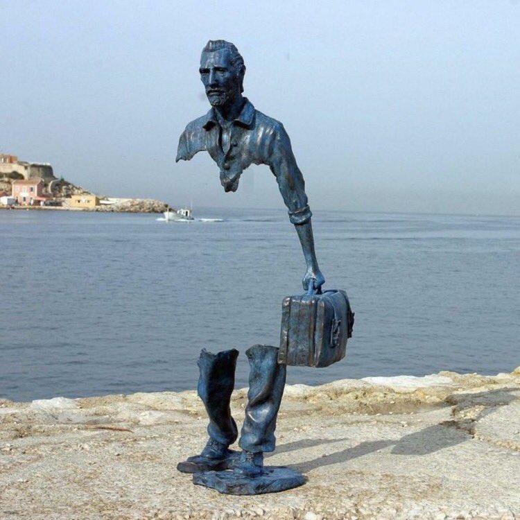 Prachtig kunstwerk van Bruno Catalano dat te aanschouwen is in de Franse havenstad Marseille. Het beeld is deel van zijn oeuvre Les Voyageurs. Dit beeld symboliseert de #migrant, die een deel van  zichzelf moet missen, maar wel rondloopt met bagage en #hoop voor de toekomst.