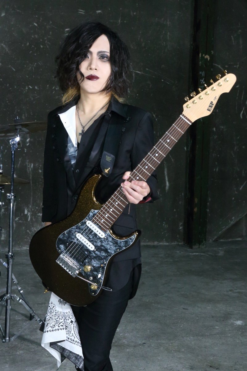 4.13阿倍野ROCKTOWN宣誓式より

【宣誓】

春の息吹が感じられる今日、
私shunはTHE SHEGLAPES魔法学園・超絶Gt科に入隊いたします。
本日はこのような盛大な宣誓式を設けて頂き誠にありがとうございます。
新入生を代表してお礼申し上げます。

メンバーになるということに、正直まだ実感がありません。
しかしこのサポート期間を越えて、ここに立てていることに安心と喜びを感じております。
これまでは両親を初め、多くの方々の力を借りて日々過ごしてきました。
まだまだ未熟な私ですが、立派な魔法使いへとなる為に、後ろにいる先輩方の背中を見ながら成長していきたいです。

伝統あるTHE SHEGLAPES魔法学園の一員として、常に正義ある行動を心がけて参ります。
Junブルドア校長先生を初めとした皆様
どうか暖かいご指導をよろしくお願いいたします。
　
以上をもちまして、新入生代表の挨拶とさせて頂きます。

THE SHEGLAPES 超絶Gt科 shun

  ------------------------------------------

ここを見ておられてる皆様はTwitter界において革新的なALT機能に気づいていることになります👀

さて、ここでは僕視点からTHE SHEGLAPESという
バンドの魅力をお伝えしようと思います。

まず特筆すべき点として
各メンバーに、そして"THE SHEGLAPES自体"に歌心が宿っております。
昭和歌謡がルーツである僕にとってはこの上ない程に魅力を感じております。
ほんっとに素晴らしいことだと思っております。

そして次に挙げられるのは、
それに比例するように個々の演奏スキル、
そして音楽的な懐の深さがとてつもなく深い点です。
これは、マリアナ海溝並に深いです。

そして"笑い"ですね。
OSAKAの人間とはを具現化したような方々で、
それはそれは笑いのツボは浅くそして笑いに深いです。
これは、手前から2つ目のブラックホールより深いです。

こんな素晴らしいメンバーと共に音楽できるなんて、
ほんとに恵まれているなと毎度実感しますし
僕自身のスキルアップ(6:4 音楽:笑い)になるなと確信しております！

1000字でも書き足りなかったです。
えっと、これからも、変わらぬ応援の程よろしくお願い
文字数