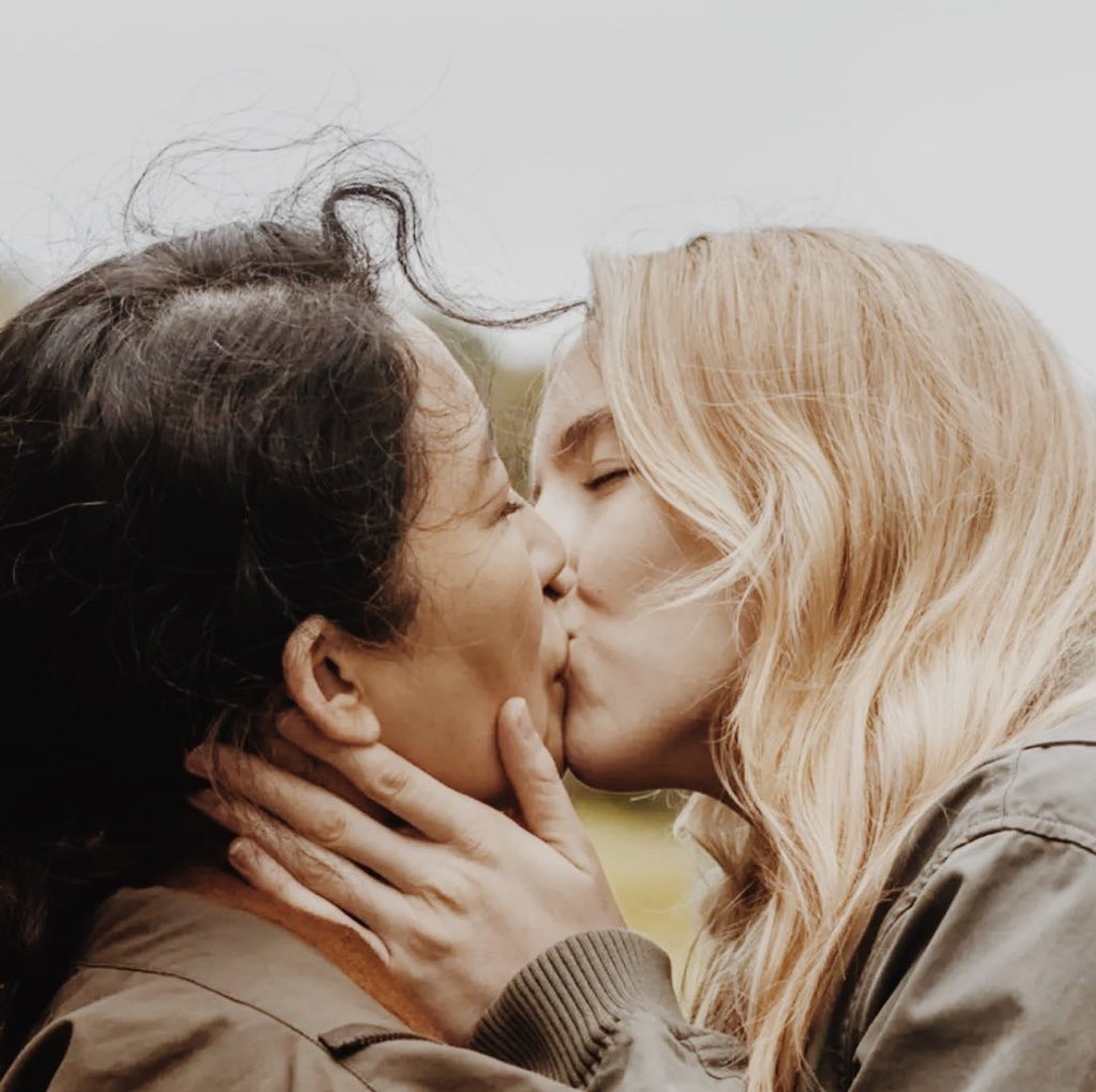 if killing eve gave us something it’s the best kissing scene in the history of kissing scenes