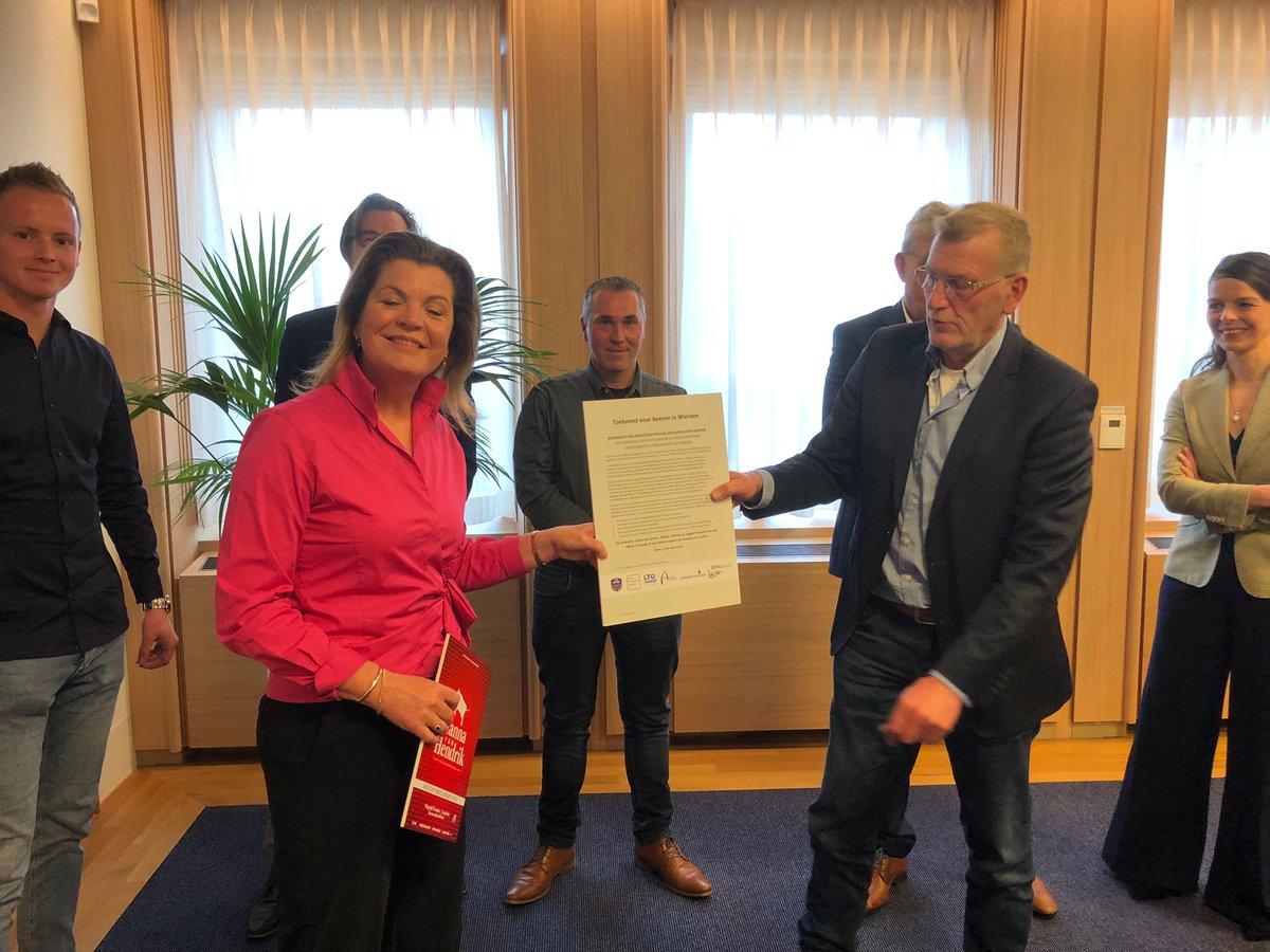 Het manifest van Wierden aangeboden aan de Minister. Een stap in een duurzaam verdienmodel. <a href="/jantentije/">Jan ten Tije</a> <a href="/IngridJansen4/">Ingrid Jansen</a> <a href="/Stimuland_nl/">Stimuland_nl</a> <a href="/JohanCoes/">Johan Coes</a> Gerrit van de Kolk, Gerrit Lammers, Rudi de Wilde <a href="/ltowesttwente/">ltowesttwente</a> , gemeente Wierden <a href="/MinisterNenS/">Staslvvn</a>