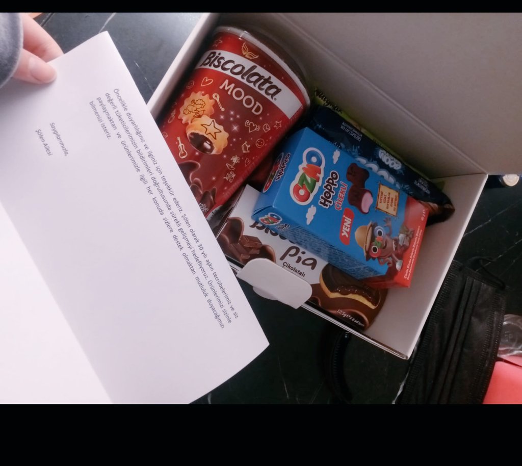 damlasena3's tweet photo. Daha önceden oluşturduğumuz tweetim üzerinden @MyBiscolata tarafından bir kutu geldi açıkçası yazdıklarımız üzerinden tekrardan bizim ile iletişim kurup mağduriyetimizin giderileceğini düşünmemiştim. Hemde en sevdiklerimizden yollamış. Teşekkür ederim  @MyBiscolata https://t.co/kbQaQAkA1d