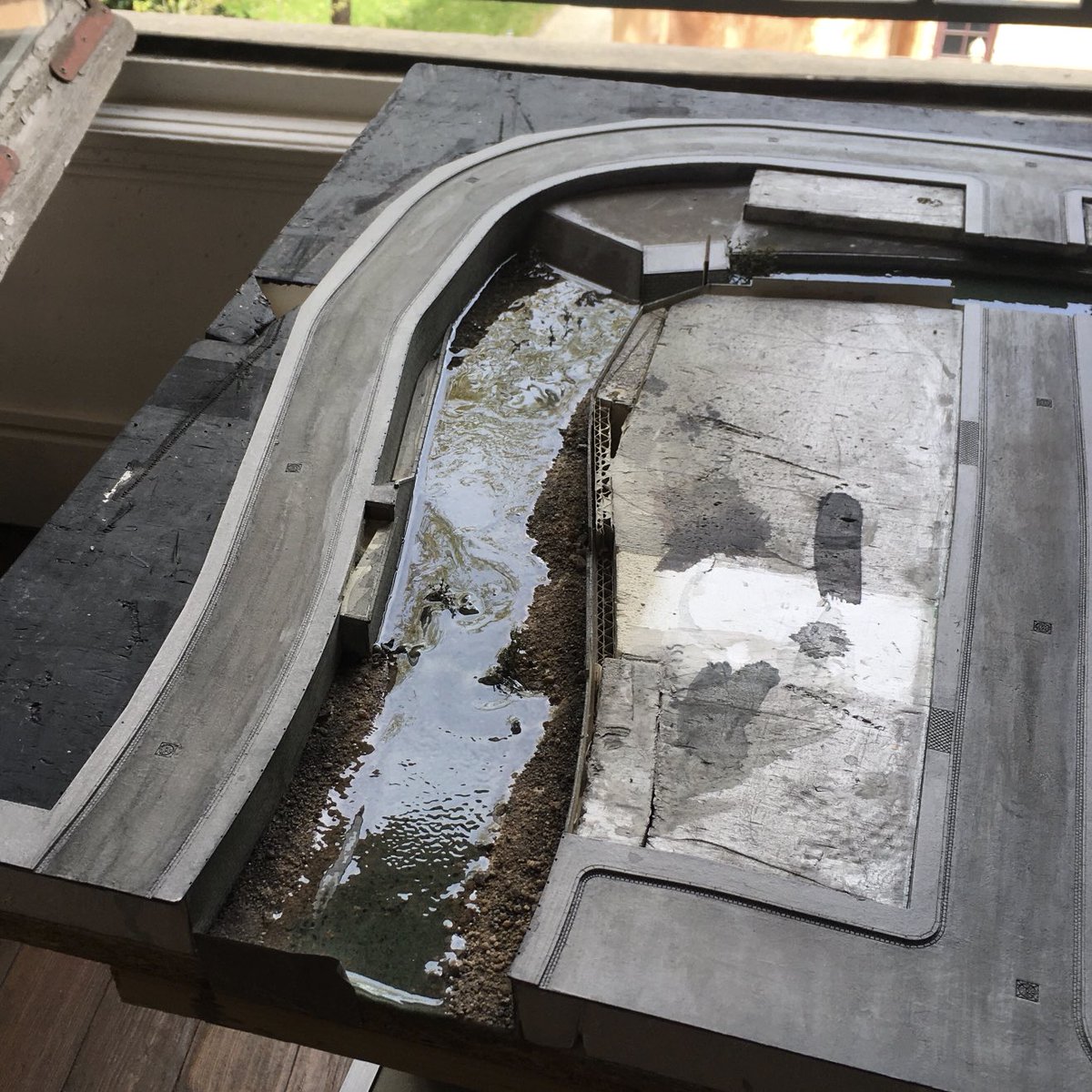 Vega1832's tweet photo. La rivière qui coule au PK541 a reçu sa troisième dernière couche de résine. Echelle N. Travail en cours.
#PK541 #trainlayout #microlayout #diorama #modelrailroad #modeltrain #modelrailway #modellbahn #鉄道模型 #scalemodel #1160scale #nscale #scalan #ngauge https://t.co/P0J19ATl0D