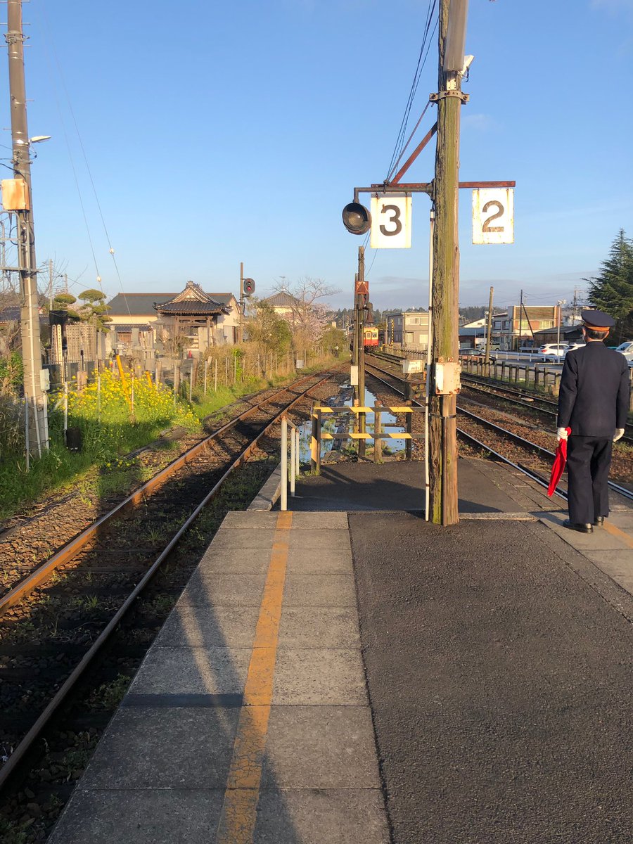 uug_train_raku's tweet photo. 列車を見送る駅員さん
遠くをみる眼差しも美しいんだろうな〜！
背中見てるだけで泣いちゃう🥲
#tjpw #小湊鉄道 https://t.co/aDoWJC5FqE