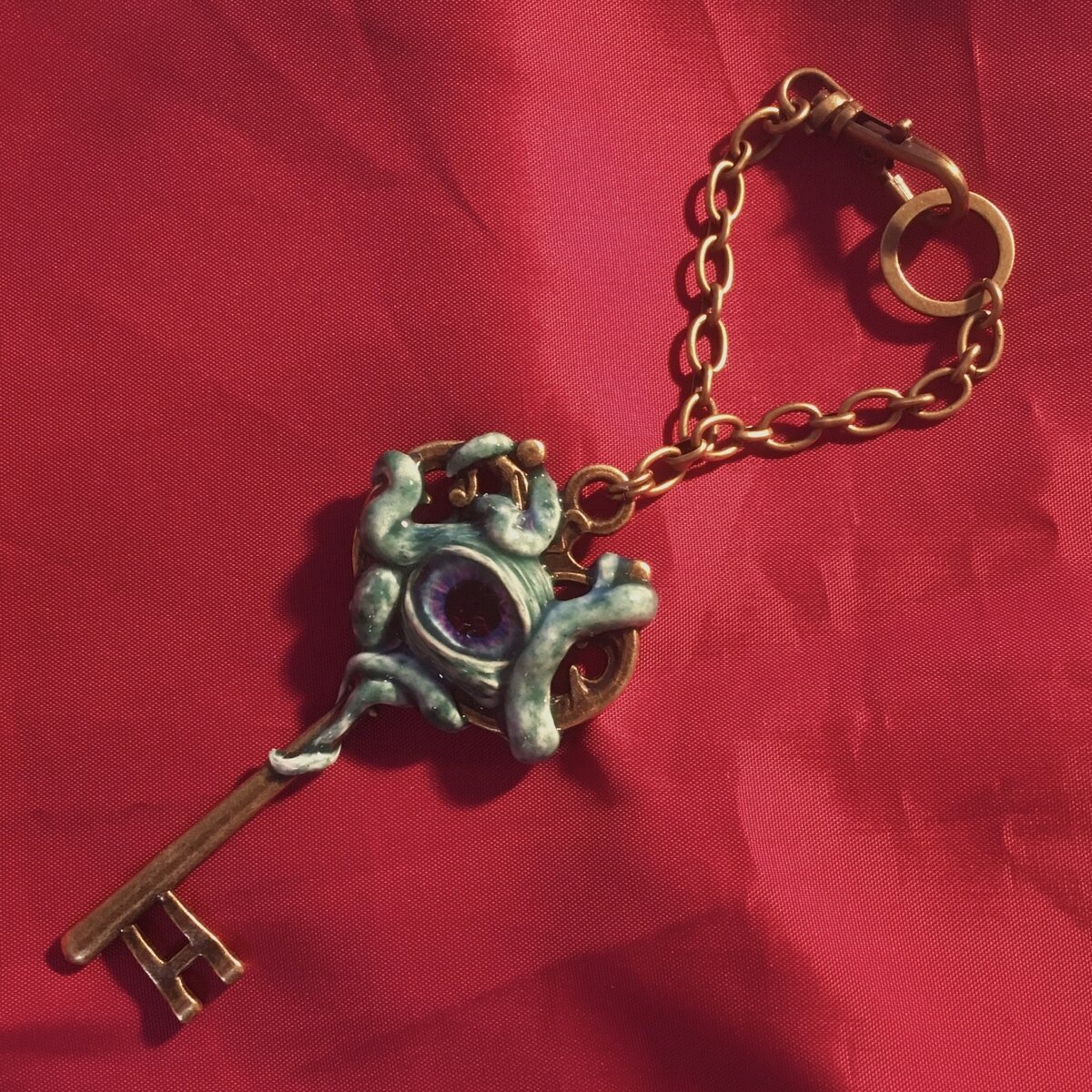 Chihokomoriya's tweet photo. My new work, bag charm of Cyaegha is now on sale at the handmade marketplace #minne. The price is 1000 yen. https://t.co/RBHsYipcSy #handmade #diy #craft #accessories #bagcharm #cthulhu #cthulhumyth #hplovecraft #Cyaegha https://t.co/PByHtxt06I
