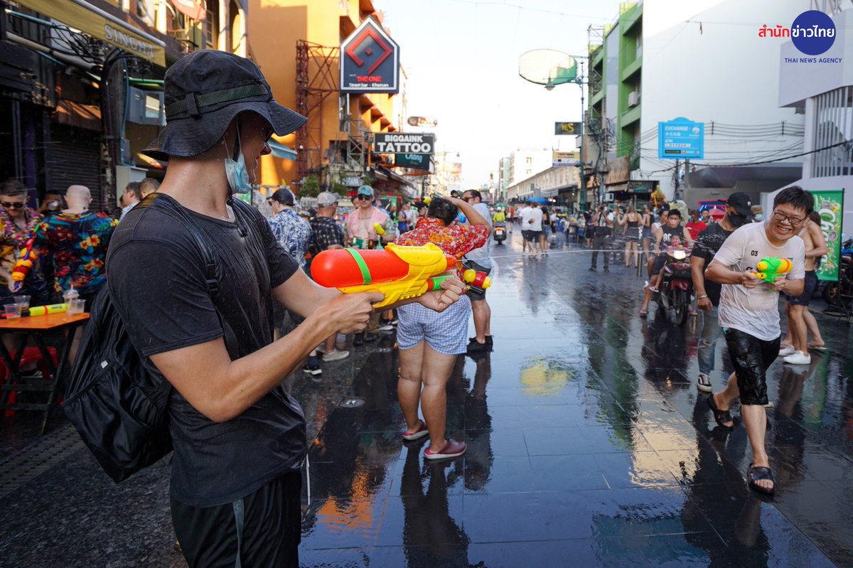 #ถนนข้าวสาร คึกคัก นักท่องเที่ยวเล่นสาดน้ำ #สงกรานต์ แม้ปีนี้งดจัดงาน

13 เม.ย.2565 นักท่องเที่ยวชาวต่างชาติ เริ่มเล่นน้ำบริเวณหน้าสถานบันเทิงบนถนนข้าวสาร โดยนักท่องเที่ยวได้นำปืนฉีดน้ำ พร้อมเต้นรำตามจังหวะเพลงกันอย่างสนุกสนาน