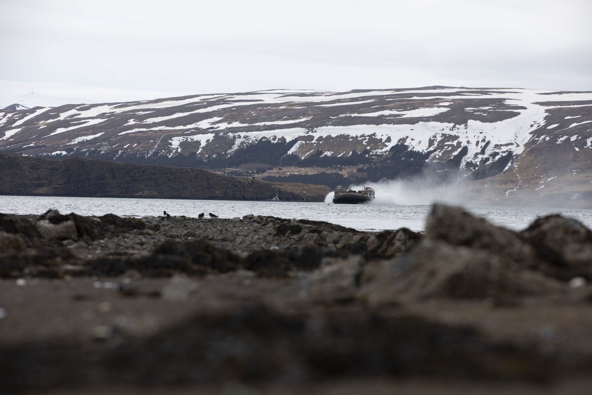 USNavy's tweet photo. That's what I call #NavyPartnerships 🇮🇸 🇬🇧 🇺🇸 

U.S. Navy Sailors, U.S. #Marines, Royal Marines and the Icelandic Coast Guard participate in Exercise Northern Viking 2022. #NorthernViking22 strengthens interoperability and force readiness between U.S., Iceland and allied nations https://t.co/w8eyKGsv4c