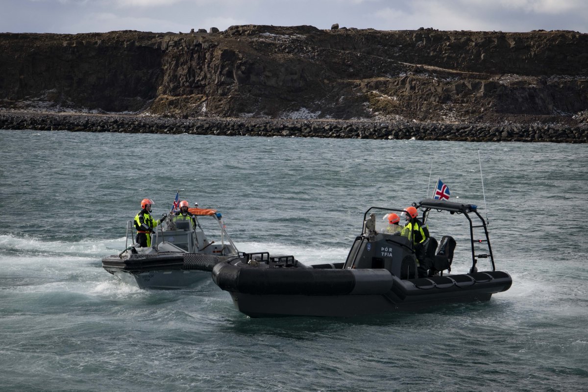 USNavy's tweet photo. That's what I call #NavyPartnerships 🇮🇸 🇬🇧 🇺🇸 

U.S. Navy Sailors, U.S. #Marines, Royal Marines and the Icelandic Coast Guard participate in Exercise Northern Viking 2022. #NorthernViking22 strengthens interoperability and force readiness between U.S., Iceland and allied nations https://t.co/w8eyKGsv4c