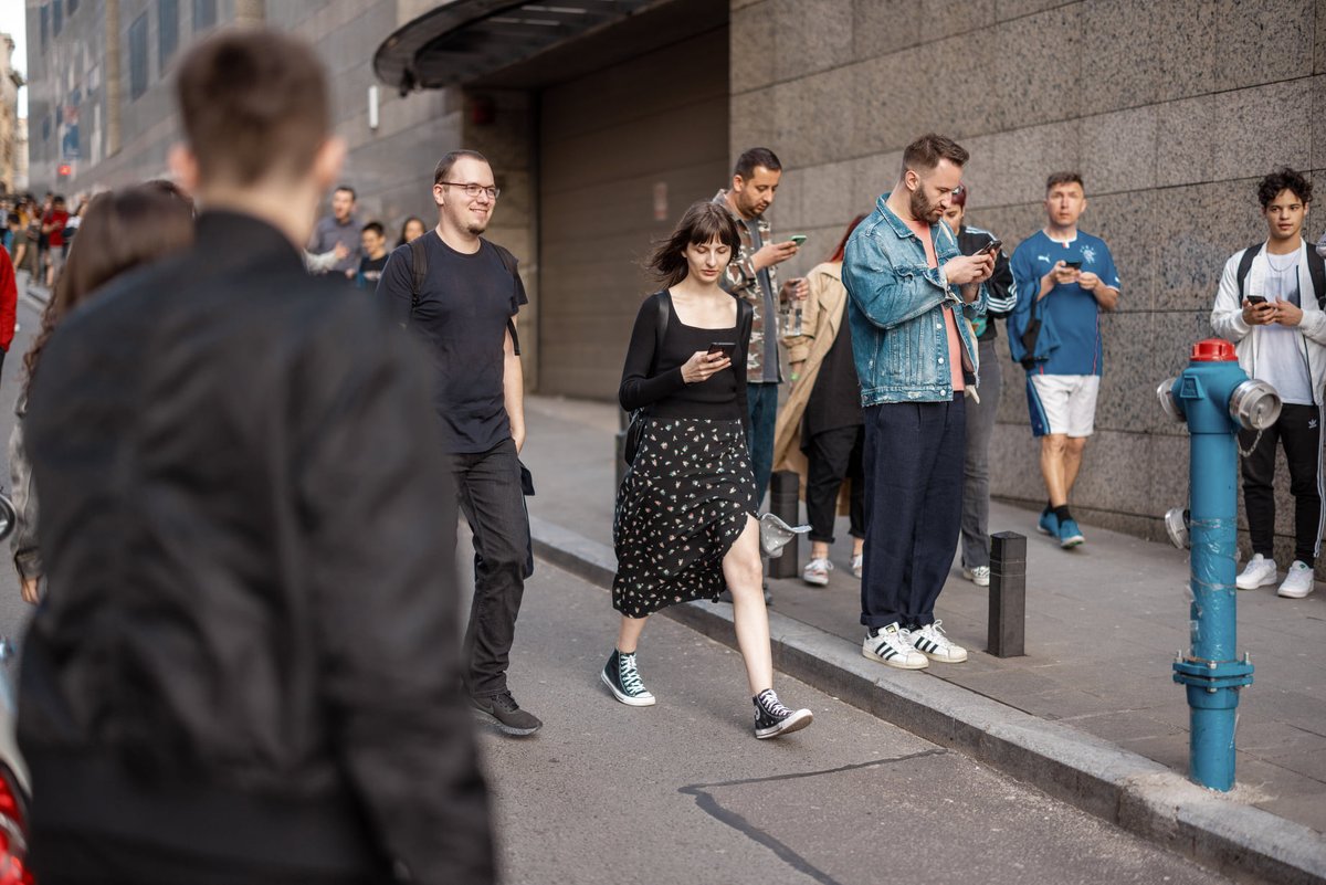 AlexGovoreanu's tweet photo. 600+ players in the Real World, exploring the streets of Bucharest, RO for the launch of the @hbomax game. 

Welcome to @QuestoWorld https://t.co/pUqY0aqEXD