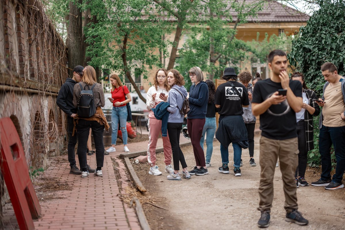 AlexGovoreanu's tweet photo. 600+ players in the Real World, exploring the streets of Bucharest, RO for the launch of the @hbomax game. 

Welcome to @QuestoWorld https://t.co/pUqY0aqEXD