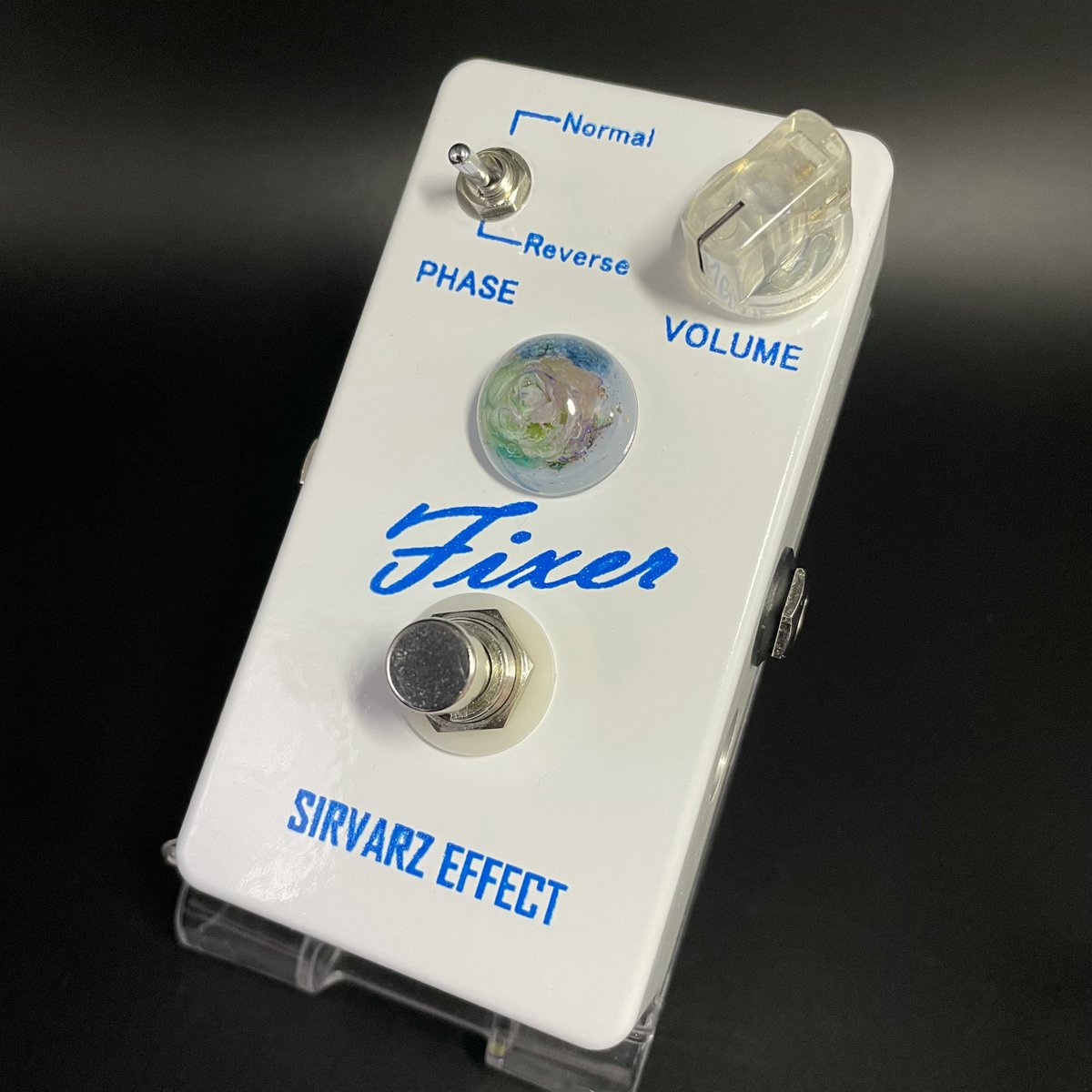 SIRVARZEFFECT's tweet photo. 【新製品のお知らせ】
この度新製品『Fixer(フィクサー)』を発売させていただく運びとなりました。

原音に忠実なバッファー・ブースターペダルです。
ギターから出力される音をほとんど変化させることなく、ノイズや音痩せに強い信号を出力します。
順次販売開始予定です！

#エフェクター https://t.co/jagoYDwnKV