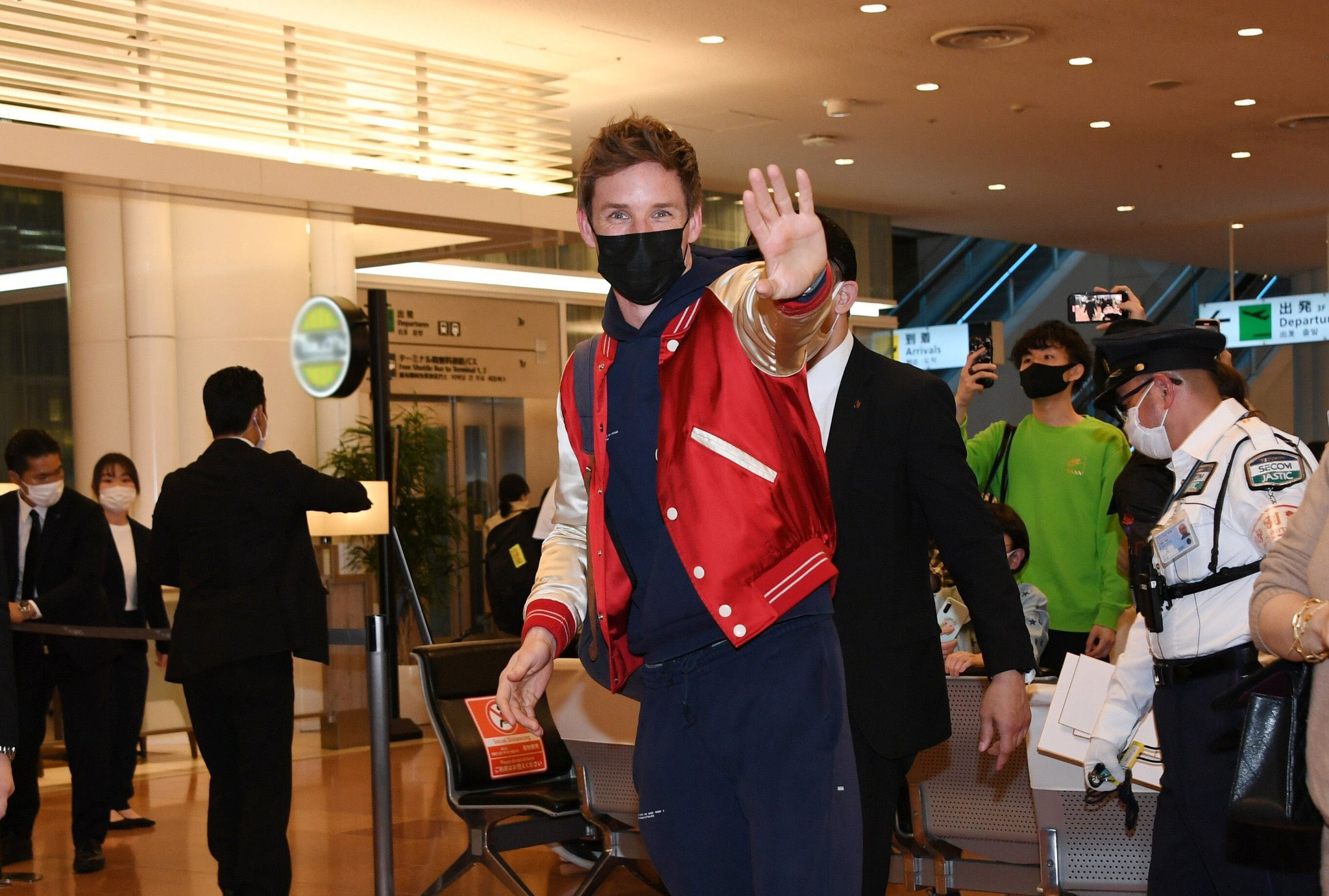 𝓛 エディ レッドメイン イギリスの名門男子校イートン校 ウィリアム王子と同級生 出身で 学生時代に知り合った一般人の奥さんと結婚して 超エリート家庭に産まれたけど驕り高ぶらず穏やかな優しい性格で しかも身長184センチもあるってもう好きになる