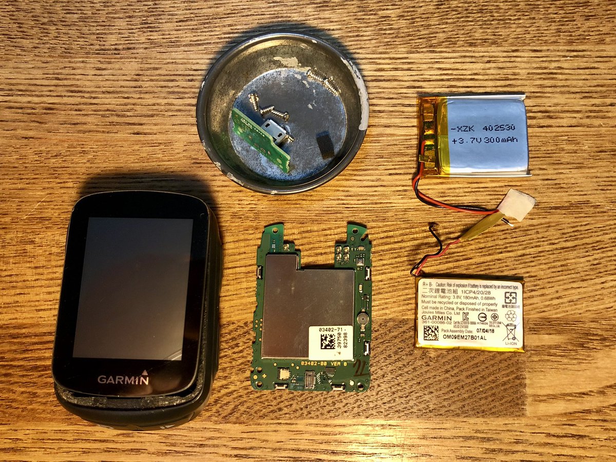 motyantan's tweet photo. Garmin君、
延命ついでに脳筋バッテリー積んじゃおうか！

180mAh → 300mAh

#Garmin 
#Edge130 https://t.co/uJkm3IJzFr