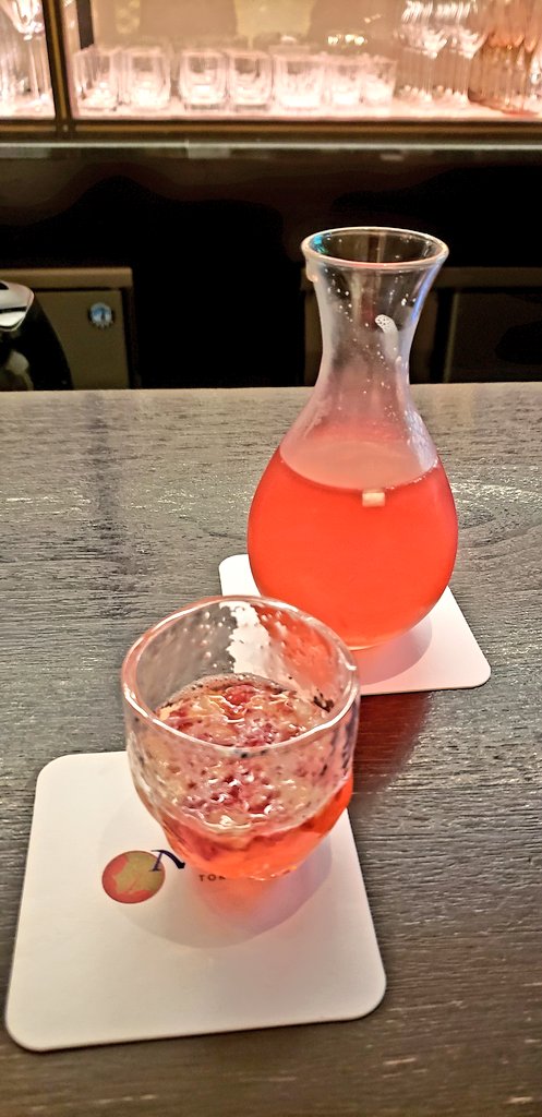 Eriko_Takurose's tweet photo. ヘンドリックス ジンのジントニック🥒←すごく美味しかった!
本日のフルーツ酒~いちご酒🍓
瀬戸田レモンチェロソルベとシャンパンのカクテル🍋
#NobuTokyo
#NobuWeek
#nobuintown
#大野拓朗 さん
@matsuhisajapan
@MatsuhisaW https://t.co/poJrpzsc4z