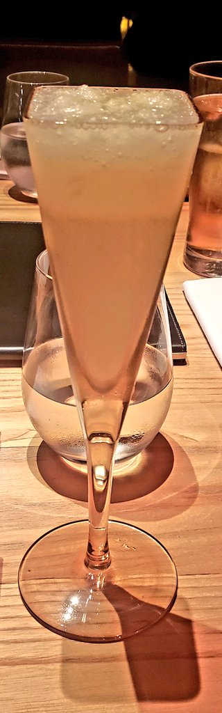 Eriko_Takurose's tweet photo. ヘンドリックス ジンのジントニック🥒←すごく美味しかった!
本日のフルーツ酒~いちご酒🍓
瀬戸田レモンチェロソルベとシャンパンのカクテル🍋
#NobuTokyo
#NobuWeek
#nobuintown
#大野拓朗 さん
@matsuhisajapan
@MatsuhisaW https://t.co/poJrpzsc4z