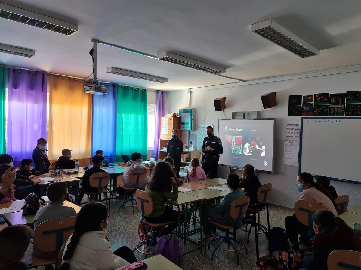 La Unidad Canina del Centro Penitenciario de Huelva ha realizado, en colaboración con la Policía Local de Rociana del Condado, una demostración de su trabajo ante los alumnos de su instituto para concienciar sobre la problemática de la drogadicción.