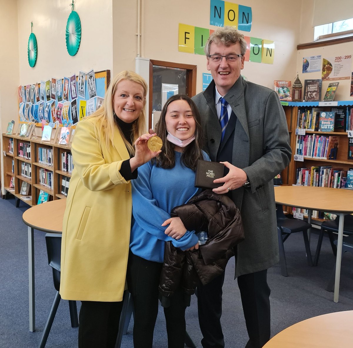 LRCBellshill's tweet photo. When your holiday tasks are interrupted by a Nobel Prize winner who 'just had to see the library"!

Thank you former @BellshillA pupil Prof David MacMillan &amp; family members for popping in with the medal 🏅 &amp; sharing your memories of the library! https://t.co/YGXzRZdp8c
