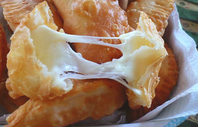love_veracruz_'s tweet photo. El #jarocho es el único ser humano que muerde la segunda empanada de "queso de hebra", sabiendo que se va a volver a quemar el chipo.🙈🤭🤣 #Veracruz https://t.co/JlPqmCd2b3