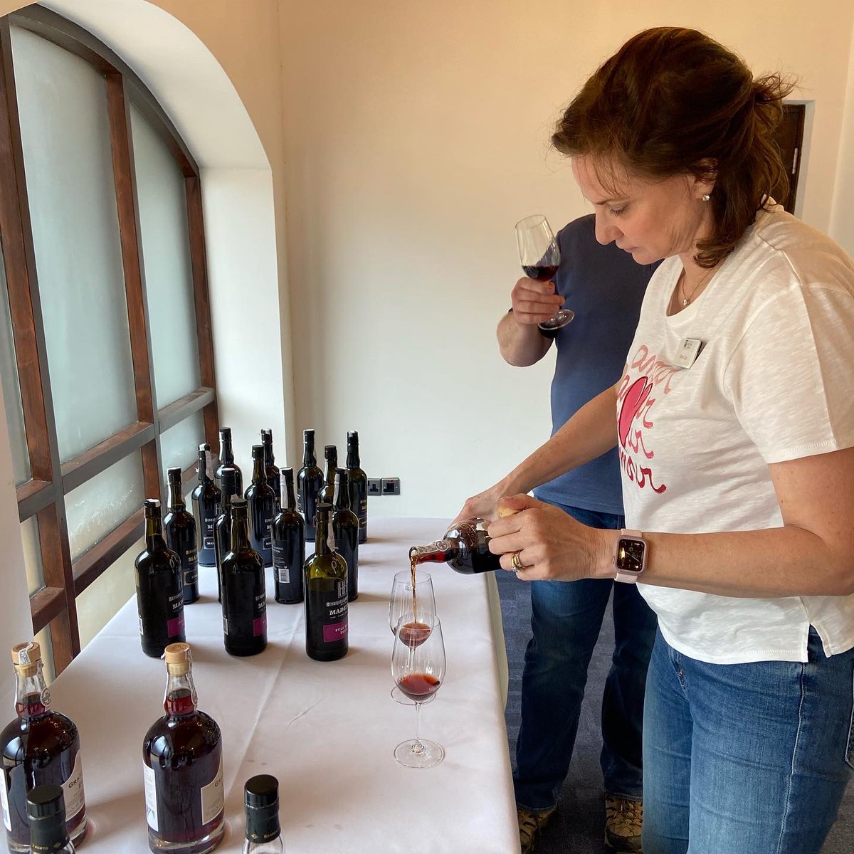 mastersofwine's tweet photo. Weโve been busy here at the UK seminar in Surrey - a productive week for MW students so far with workshops, tastings and feedback sessions ๐ @denbiesvineyard #mastersofwine #mwstudyprogramme https://t.co/RRUb75UGRu
