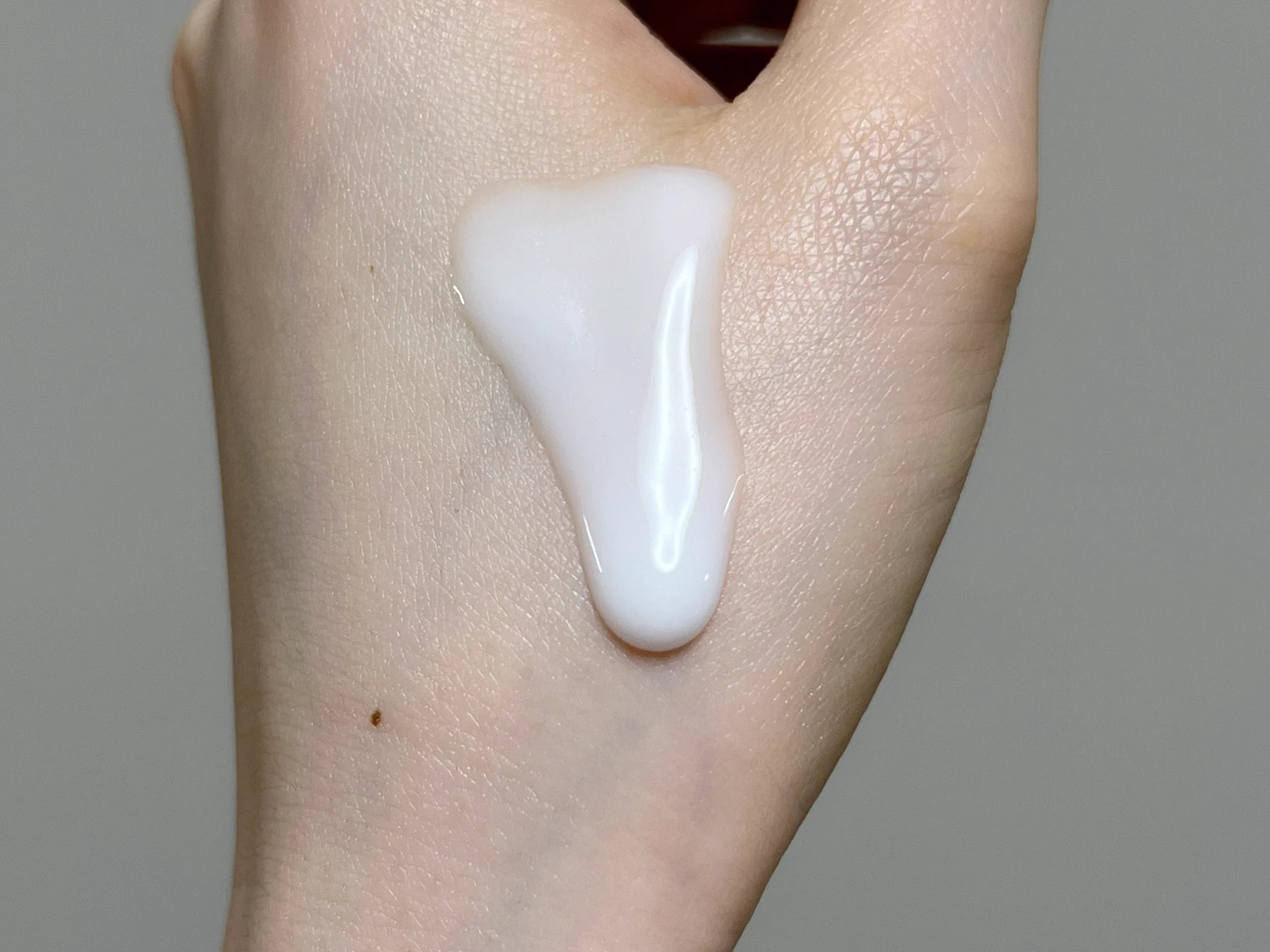 ニキビ肌の人に使ってほしい！NOV ACアクティブの乳液で毎日ごきげん肌