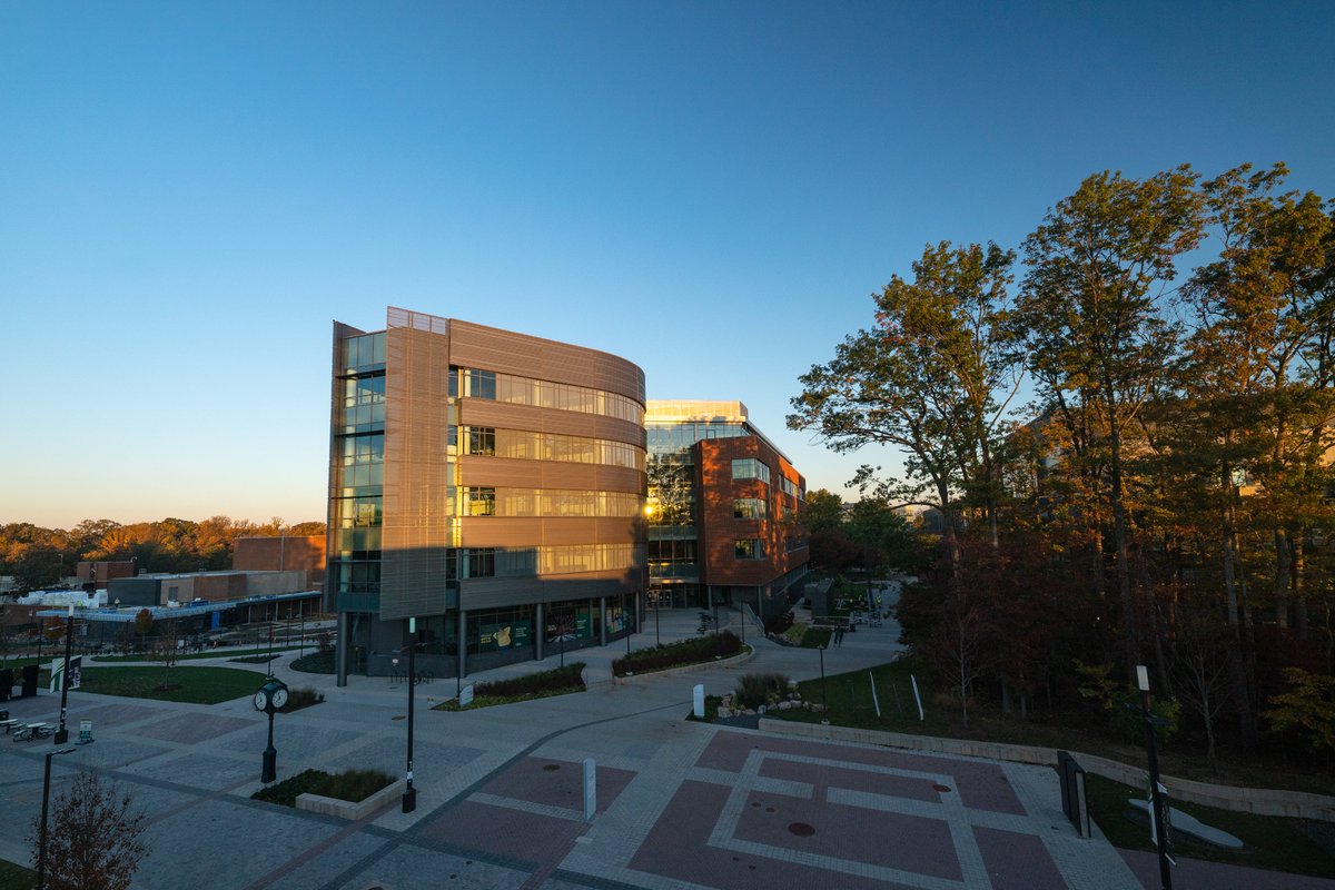 GeorgeMasonU's tweet photo. Sunrise. Good morning, #MasonNation! 💚💛🌅

📷: Creative Services/@evanmichio https://t.co/b5jRq9T20h