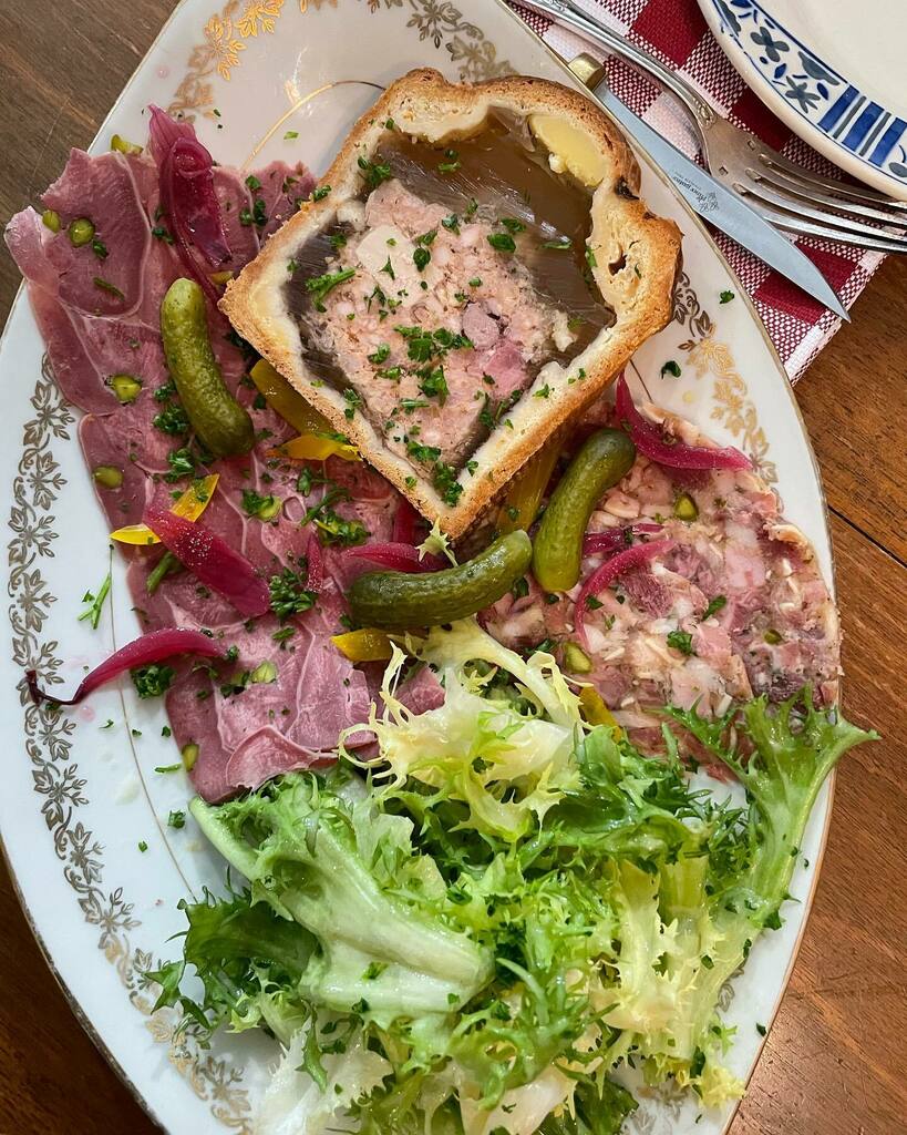 gillespudlowski's tweet photo. Une belle étape à #lameuniere #rueneuve
Au menu :
. Pâté en croûte, museau, cervelas, saucisson lyonnais, pied de veau
. Quenelle de brochet, crème d’écrevisses, riz pilaf
. Andouillette de chez Braillon, crème de moutarde
. Flan pâtissier aux prali… https://t.co/qY90CeRunY https://t.co/t4IfI24hA8