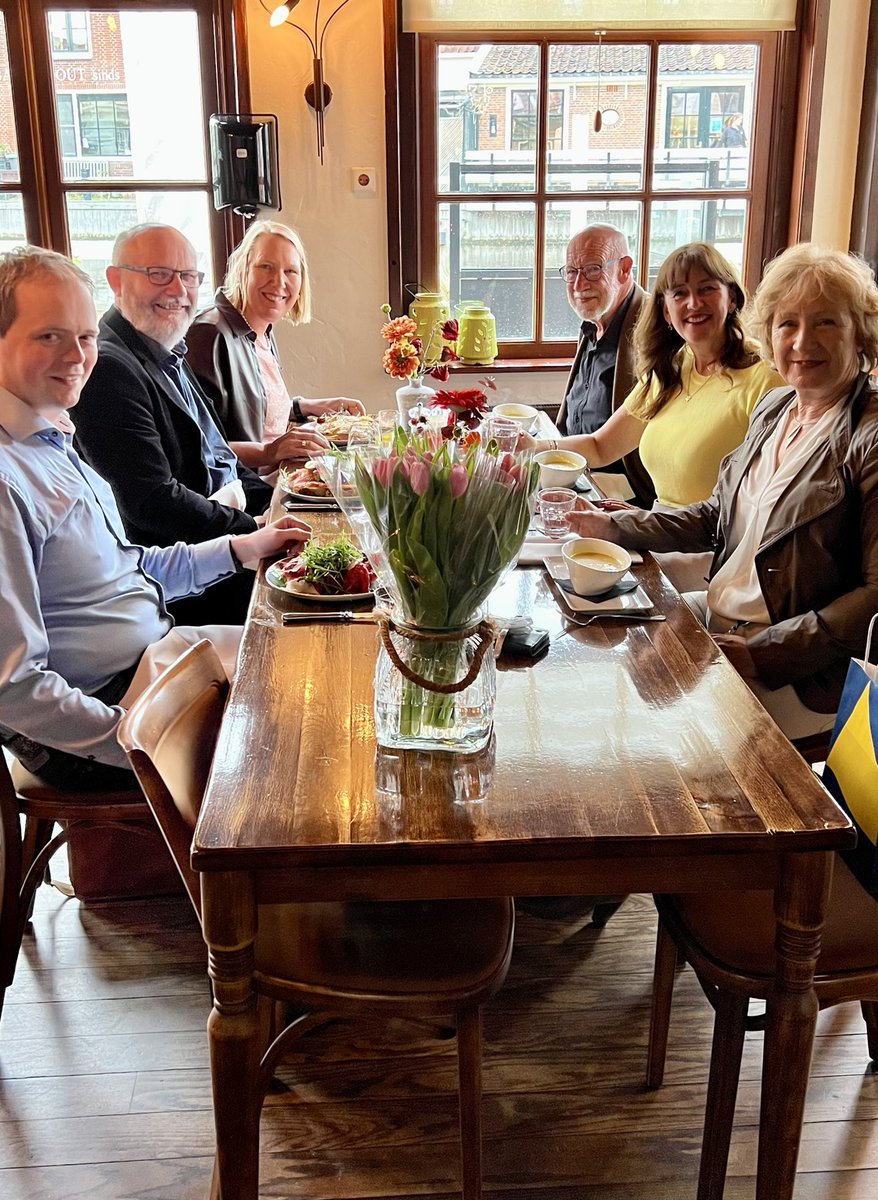 Weer eens live lunch met collega wethouders verkeer &amp; vervoer uit Amstelland-Meerlanden <a href="/RinekeKorrel/">Rineke Korrel</a> @albertaschuurs <a href="/jan_hazen/">Jan Hazen</a> <a href="/scholten_lex/">Lex.scholten</a> #regio #samenwerking <a href="/Vervoerregio/">Vervoerregio</a> <a href="/MRAsamenwerking/">Metropoolregio Amsterdam</a>