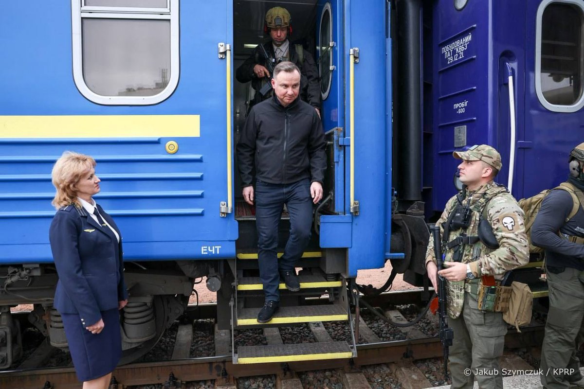 chills0n's tweet photo. ⚡️ Президента Польщі Анджея Дуду висадили в Тернополі через куріння в тамбурі. https://t.co/WpklAdHsmO