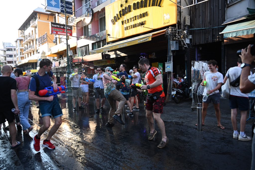 KhaosodEnglish's tweet photo. City hall officials break up water fights on Khaosan Road on Wednesday as water splashing is still banned this year due to the pandemic. Violators face up to two years in prison or a 40,000 baht fine under the Emergency Decree, police warned. #Songkran #สงกรานต์ #Thailand #KE https://t.co/go8F4pZFQx
