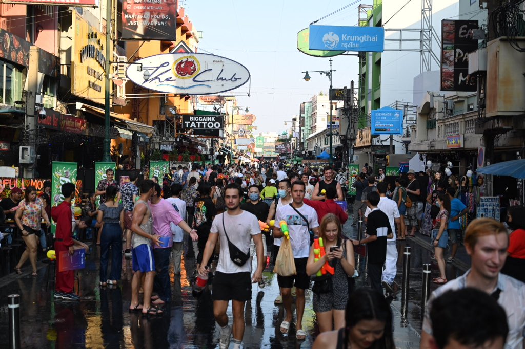 City hall officials break up water fights on Khaosan Road on Wednesday as water splashing is still banned this year due to the pandemic. Violators face up to two years in prison or a 40,000 baht fine under the Emergency Decree, police warned. #Songkran #สงกรานต์ #Thailand #KE