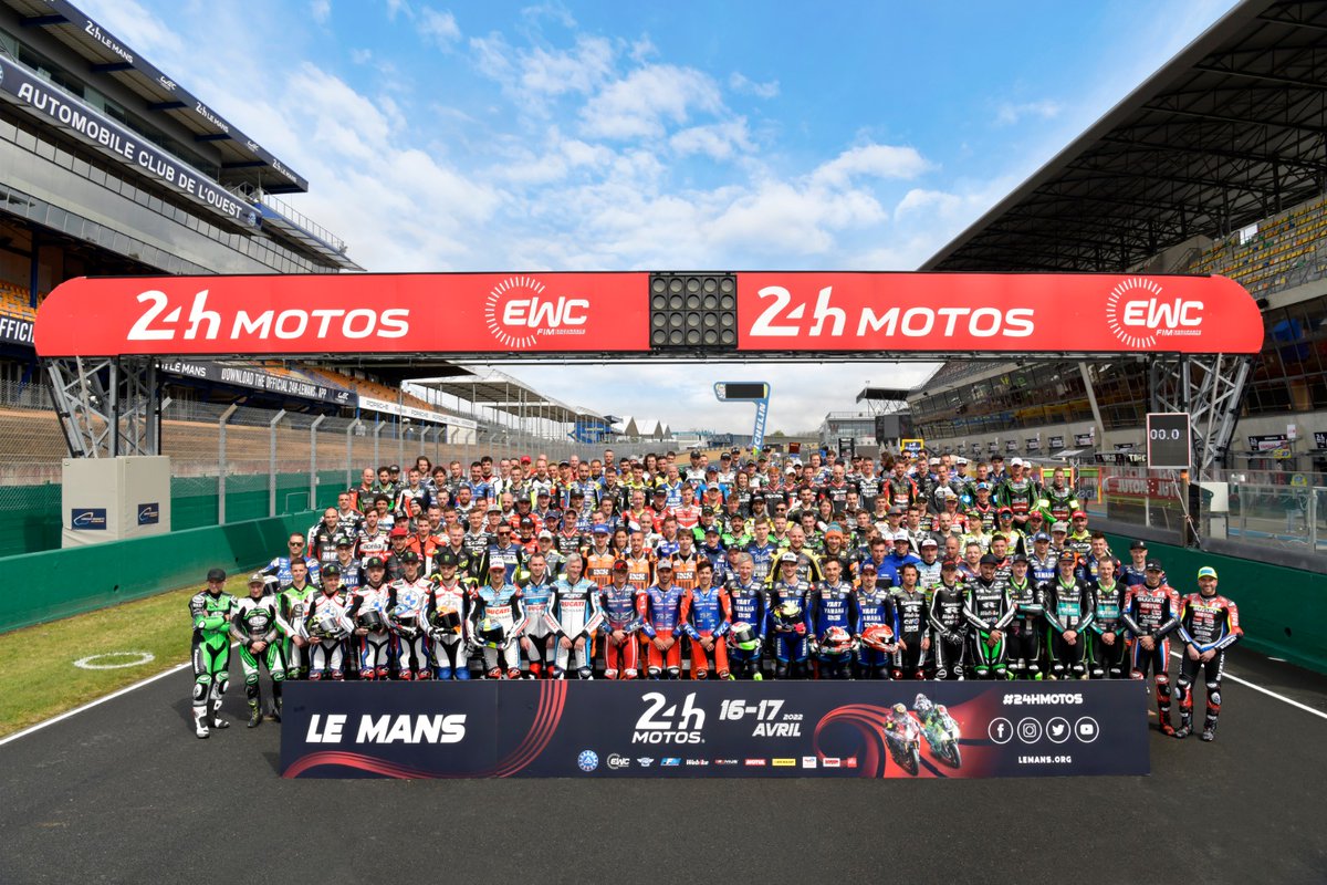 fillon_pierre's tweet photo. Quelle magnifique photo de famille pour le lancement de notre 45e édition des @24heuresmotos ! 
Et bien sûr... race Week ! Départ des #24hMotos ce samedi à 15h !
#Endurance #FIMEWC https://t.co/x5TO2xiimn