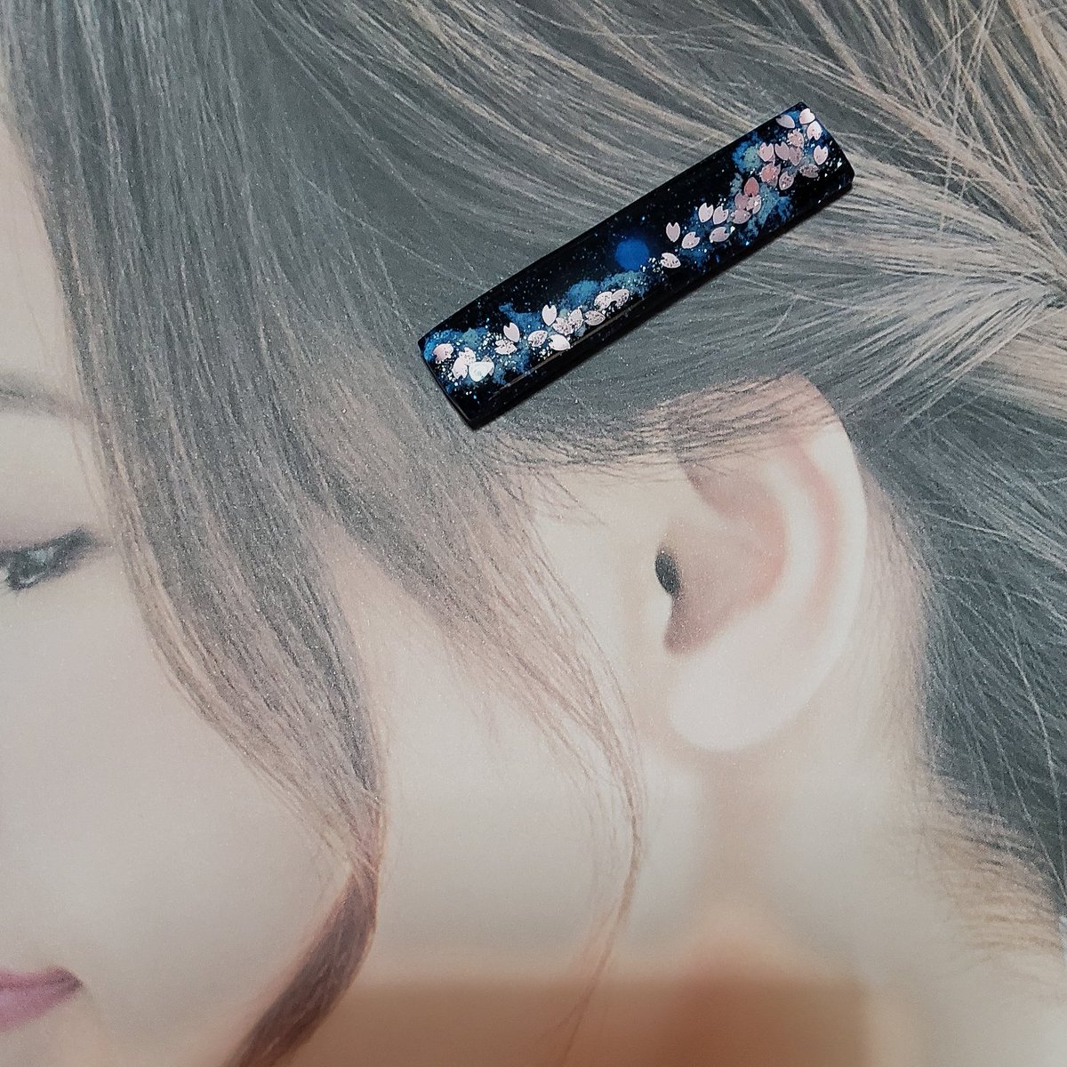 TKoreverfree's tweet photo. 今作ってるヘアクリップつけるとこんな感じになります😊🌸

 #レジン
#ハンドメイド https://t.co/P0WPlYbGFO
