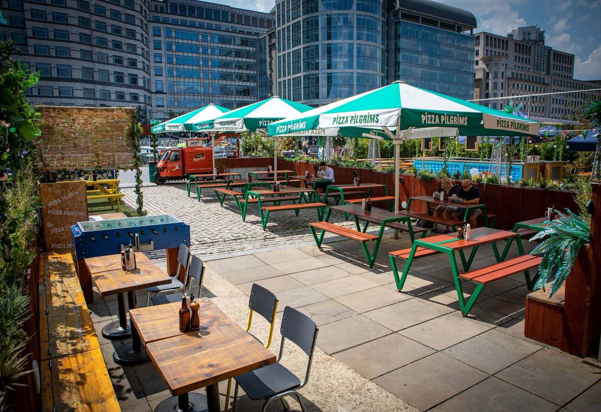 Check out our top spots with rooftops, outdoor terraces and lounge sofas in London to make the most of the mini-heatwave over the bank holiday ☀️ 1. @GoldenBeeEC1, Shoreditch 📍 2. The Dilly, Piccadilly 📍 3. @pizzapilgrims, Canary Wharf 📍